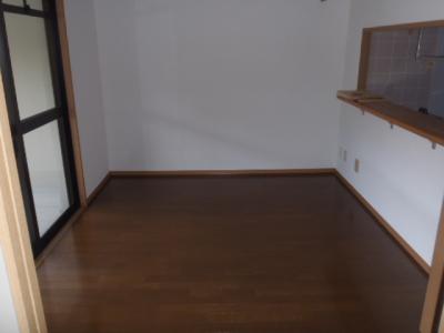 右側にカウンターがある白壁でフローリングの室内の写真