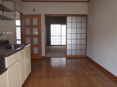 家具などが何も置かれていない部屋の内装を撮影した写真