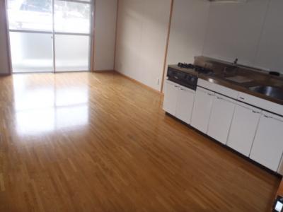 家具などが何も置かれていない部屋の内装を撮影した写真