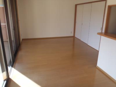 家具などが何も置かれていない部屋の内装を撮影した写真
