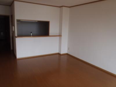 家具などが何も置かれていない部屋の内装を撮影した写真