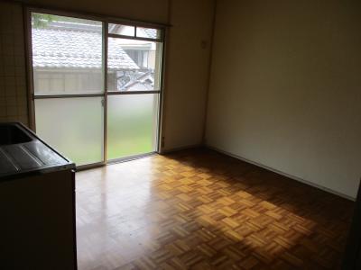 家具などが何も置かれていない部屋の内装を撮影した写真