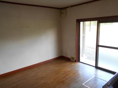 家具などが何も置かれていない部屋の内装を撮影した写真