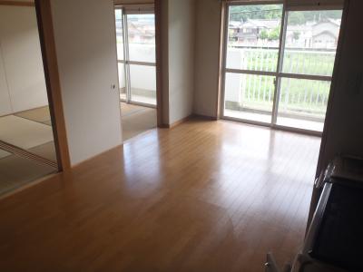 家具などが何も置かれていない部屋の内装を撮影した写真