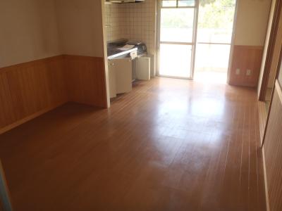 家具などが何も置かれていない部屋の内装を撮影した写真