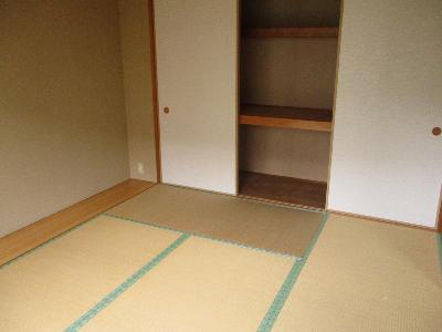 奥に白い襖の押入れがある 和室の写真