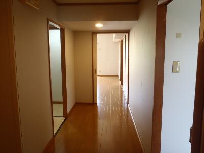 玄関から撮影した各部屋につながる扉がある写真