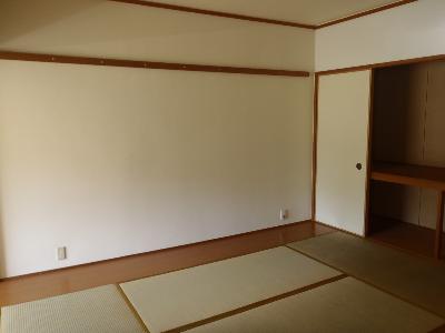 右に押入れがある和室の写真