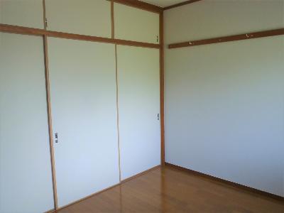 白い襖の押入れがあるフローリングの部屋の写真