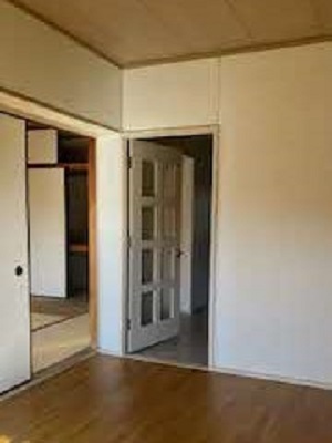 家具などが何も置かれていない部屋の内装を撮影した写真
