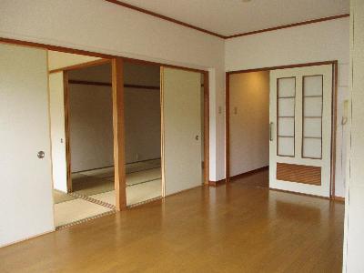 リビングから撮影した左側に和室があり、右奥に玄関へつながる引き戸がある写真