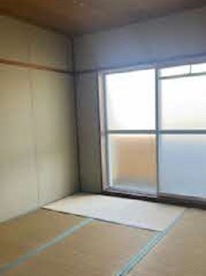 家具などが何も置かれていない部屋の内装を撮影した写真