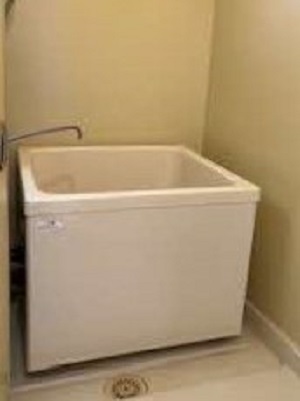 入口から撮影した白を基調とした浴室の写真