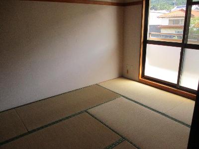 右に大きな窓がある、壁が白い和室の写真