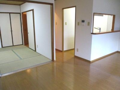 家具などが何も置かれていない部屋の内装を撮影した写真