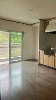 家具などが何も置かれていない部屋の内装を撮影した写真