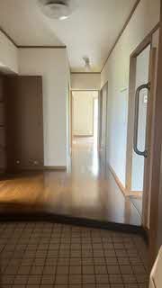玄関から撮影した各部屋につながる扉がある写真