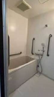 白を基調とした浴室の写真
