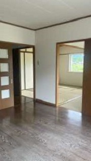 家具などが何も置かれていない部屋の内装を撮影した写真