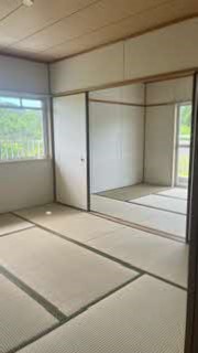 家具などが何も置かれていない部屋の内装を撮影した写真