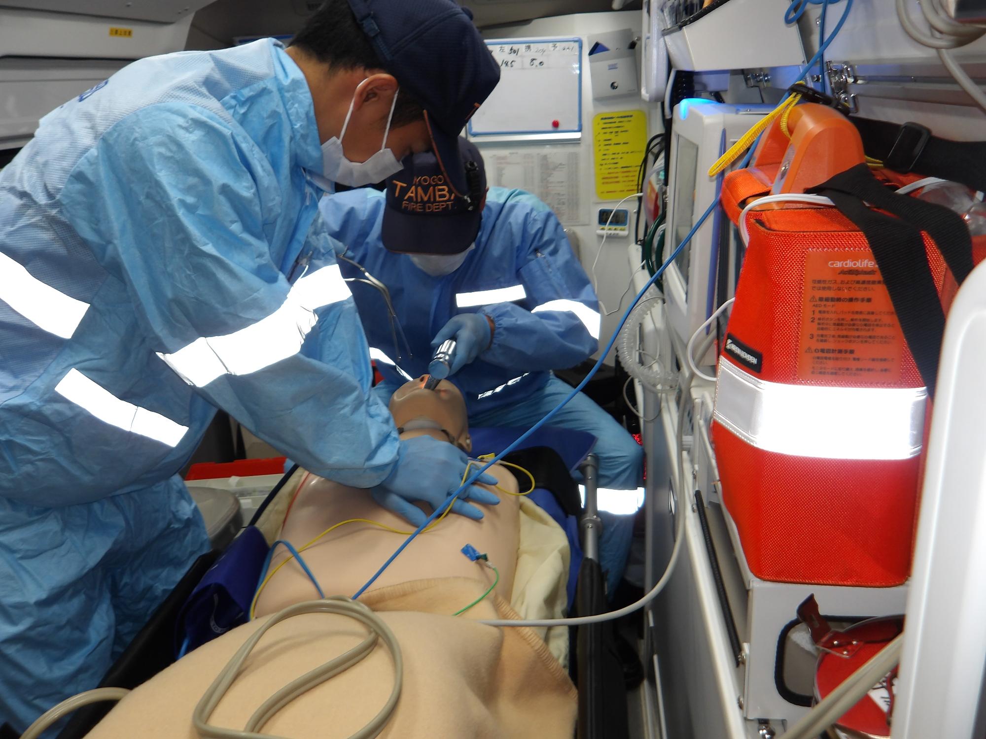 高度救命処置用資機材を使用する様子