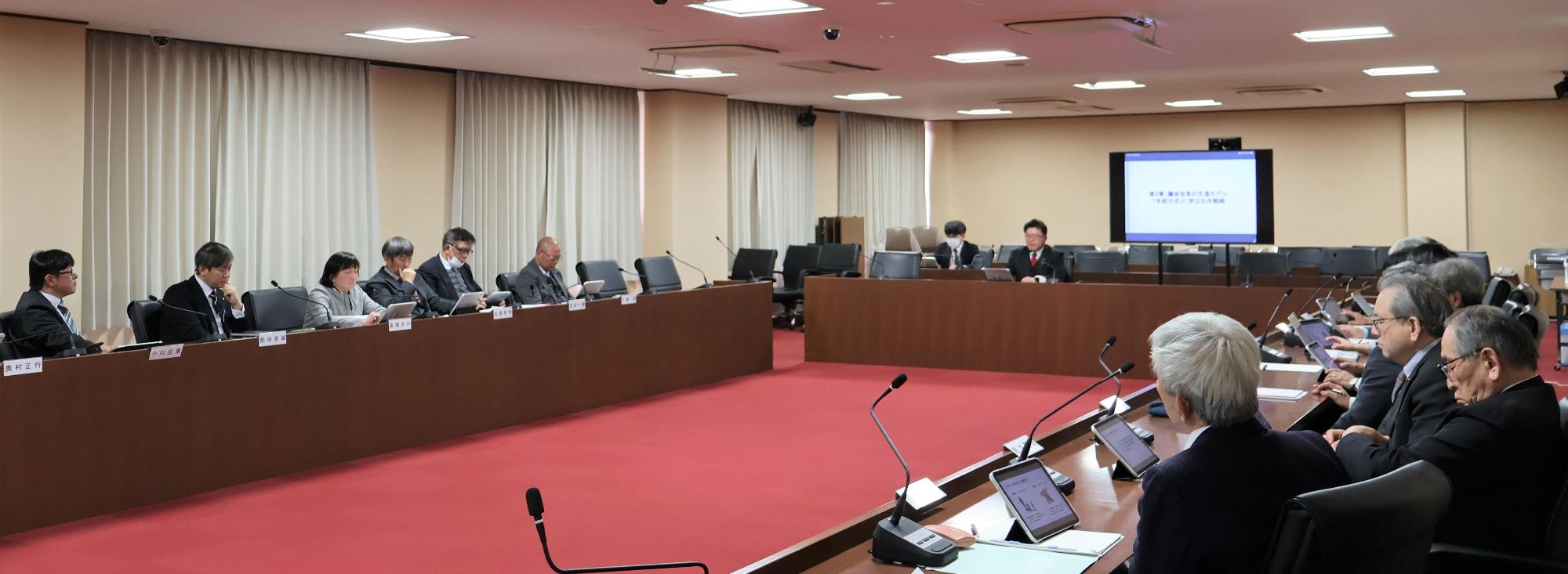 報告会で各会派からの報告を受ける議員