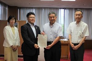 議長から市長へ意見交換会の意見等の文書を手渡している様子