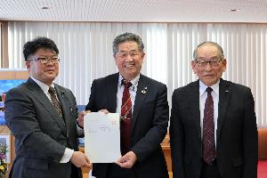 議長が市長へ資料を手渡している写真