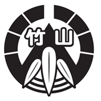 黒い円の中に三角と3枚の笹の葉と「竹山」と書かれた文字が入ったロゴマーク