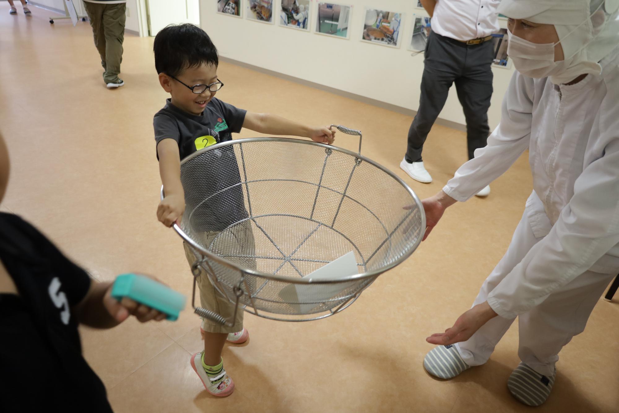 大きなざるを持つ様子