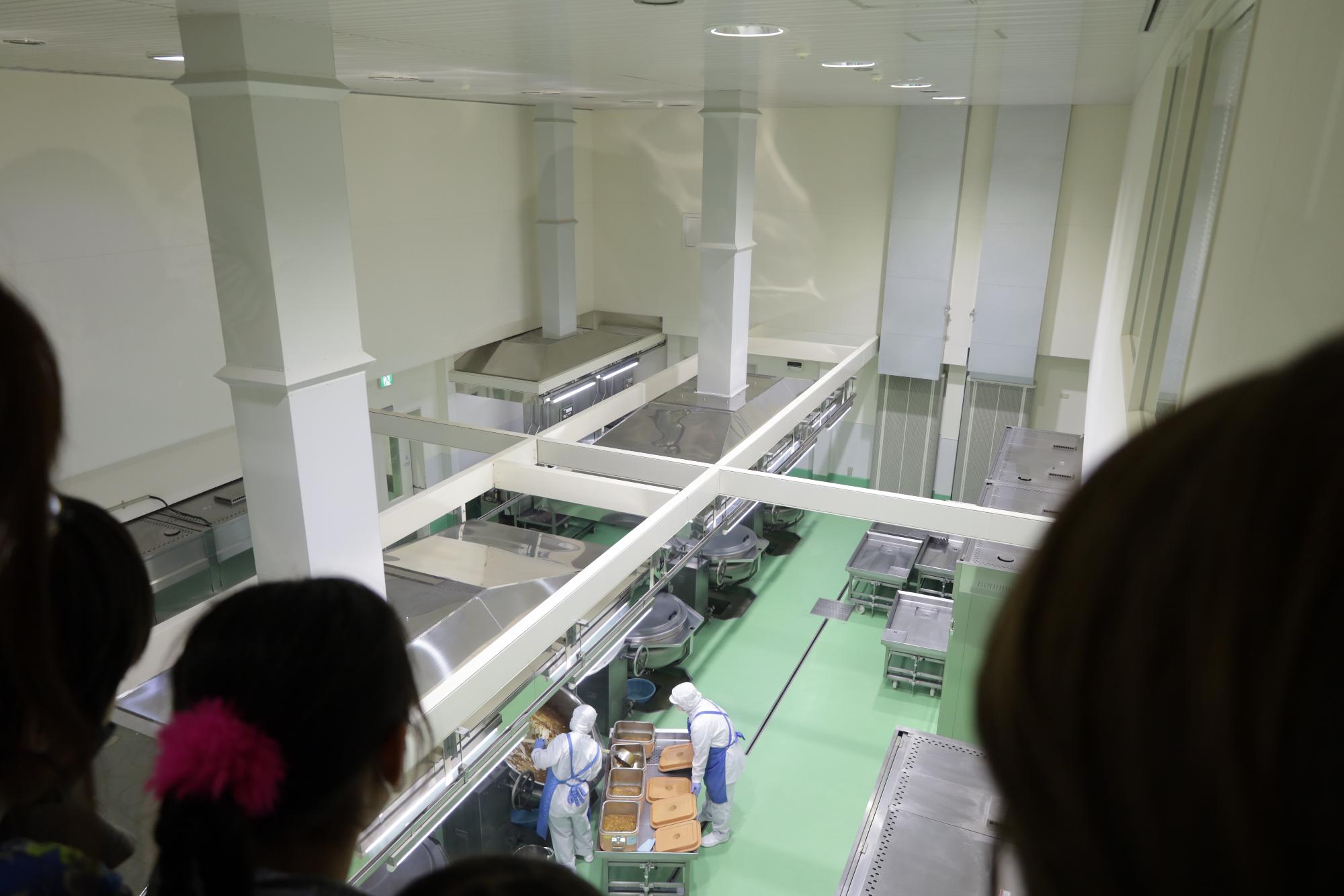 場内を上から見学する様子