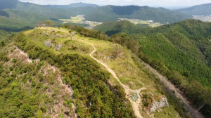 山頂に開けた広場がある山の写真