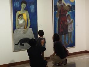 青を基調とした2つの作品の前で眺めている親子の写真