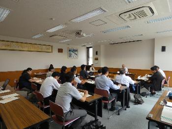 丹波市教委員と図書館協議会委員が椅子に座っている