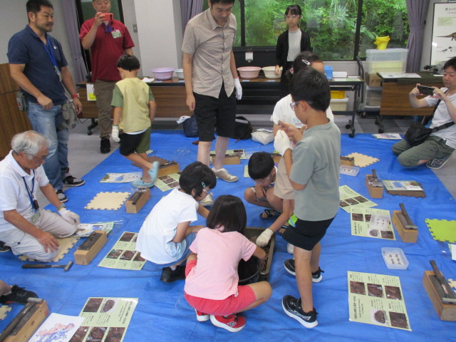 化石発掘体験の様子