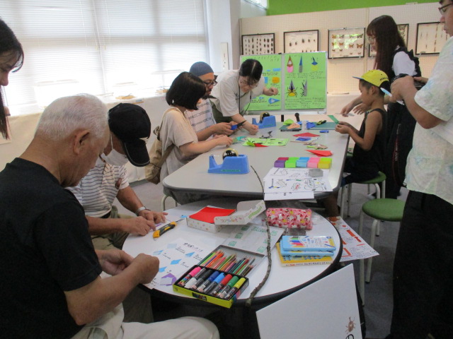 みんなで真剣に折り紙を折る