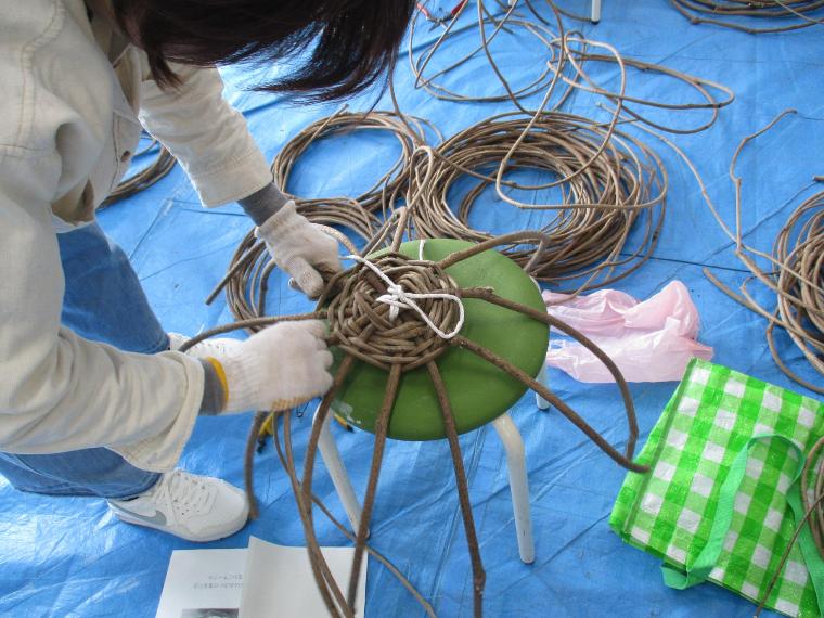 かごを編む様子