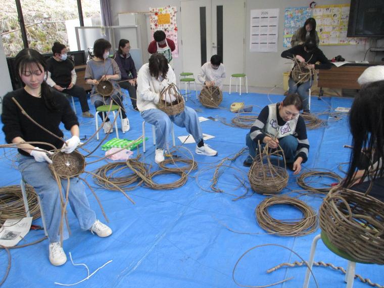 かごを編む様子