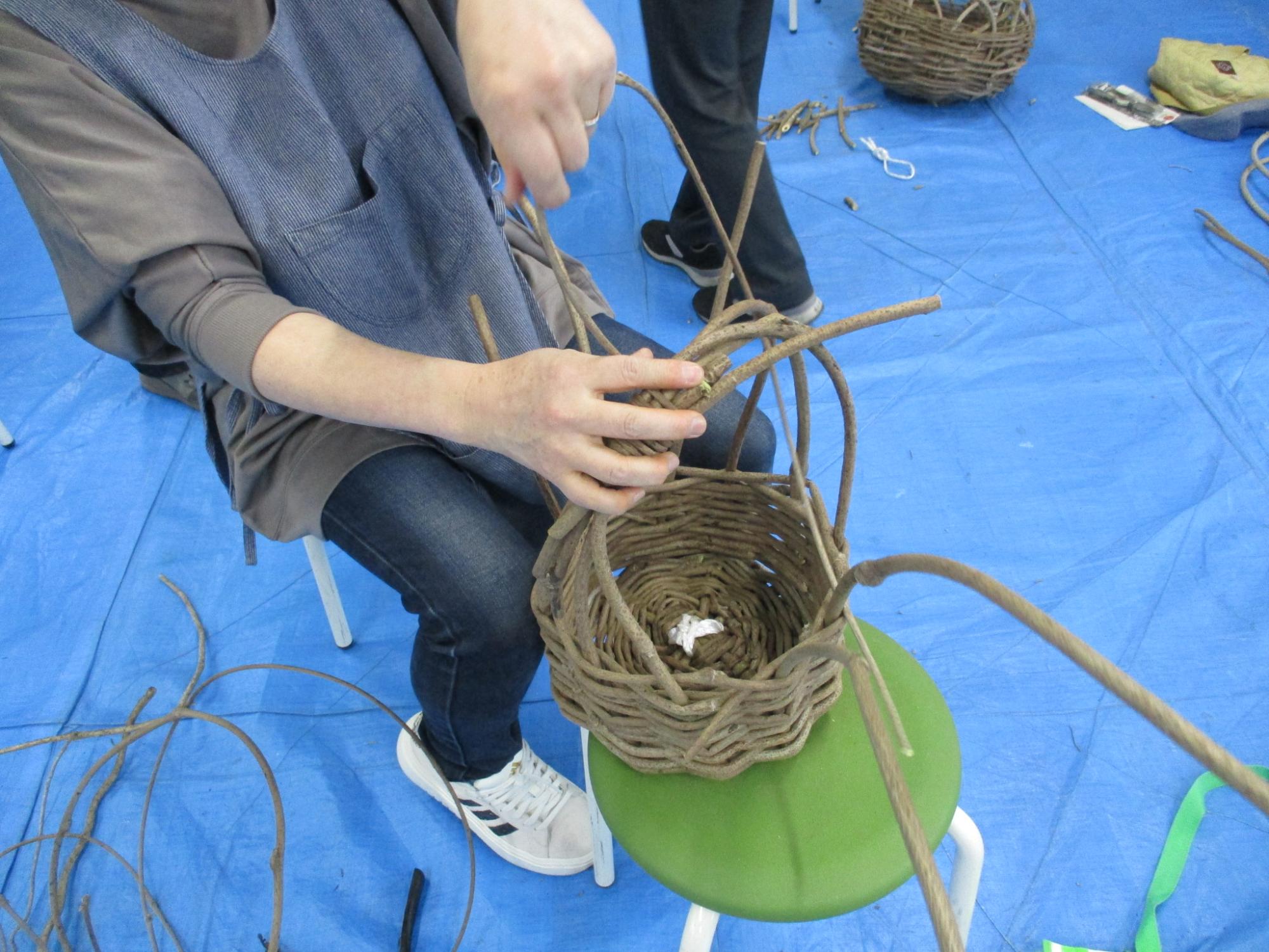 かごを編む様子