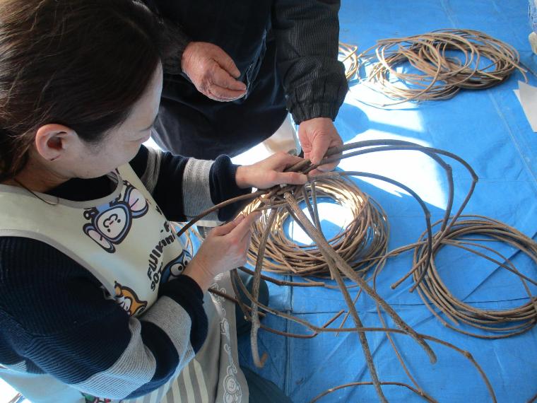 かごの編みはじめ