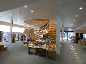 螺旋階段と一体になった本棚に本が並んでいる