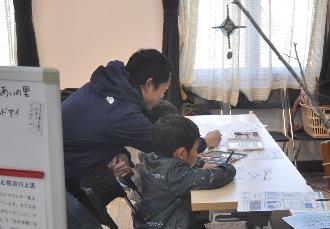 子どもがぬりえをしている写真