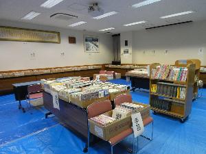昨年度の中央図書館で実施した図書雑誌リサイクルフェアのようすで本が並んでいます
