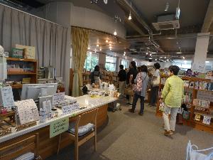 図書館の中で本棚が並んでいる