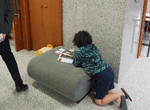 男の子がソファーの上にカードを並べて眺めています。