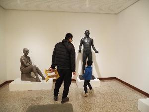 男の子がパパと人物の彫刻を見ています