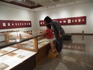 女の子がママと一緒に作品を見ています