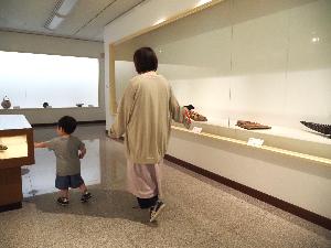 展示室の中を親子で歩きます。