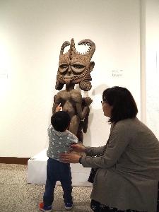 小さな男の子が神像を見て驚いています。