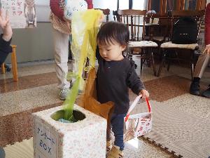 女の子がシフォンスカーフで遊んでいます。